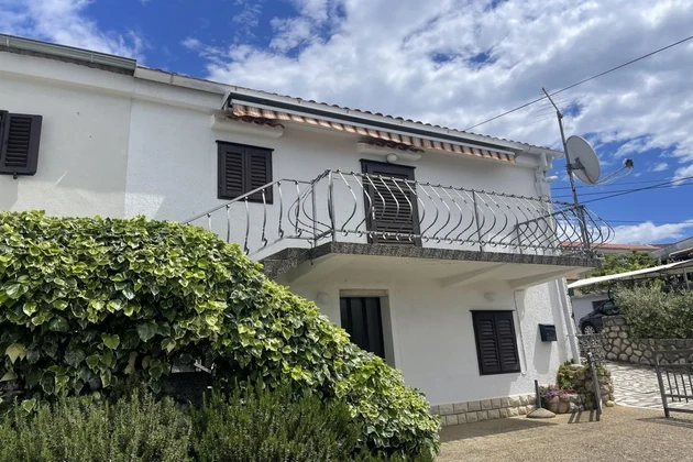 House with two apartments and sea view, in a quiet location!