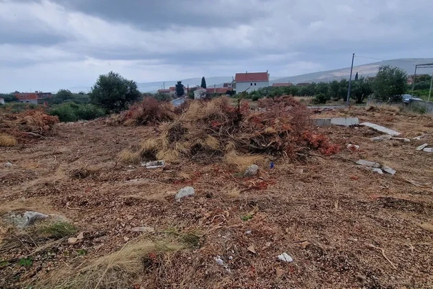 Trogir, Plano, działka budowlana 1290 m2, tuż przy drodze, widok na morze