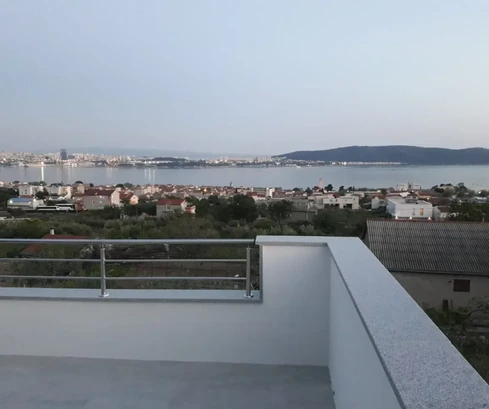 K. Sućurac - casa indipendente con tre appartamenti.