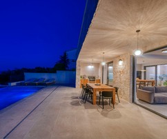 A Contemporary Villa Blending Mediterranean Charm and Urban Elegance
