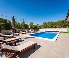 ATRATÍVNA VILA S VYHRIEVANÝM BAZÉNOM A ZÁHRADOU, NA TICHOM MIESTE!