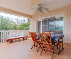 Fažanában tágas családi ház három különálló lakással eladó Horvátországban