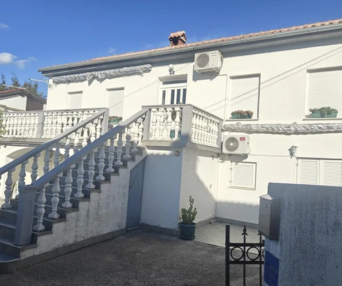 Jadranovo, dom s tromi apartmánmi, výhľad na more, parkovanie a záhrada, blízko mora