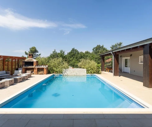 Istria, Svetvinčenat, samostatne stojaci dom so záhradou a bazénom