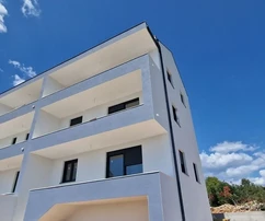 Trogir, Saldun, 2 hálószobás, kétszintes lakás, 82 m2, új építésű, tengerre néző kilátással