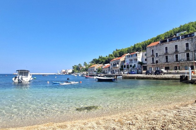 Krásný stavební pozemek s výhledem na moře na prodej v obci na ostrově Korčula