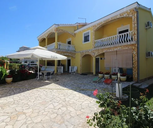 Spacious 6-bedroom retreat just 500m from the sea - Island of Vir