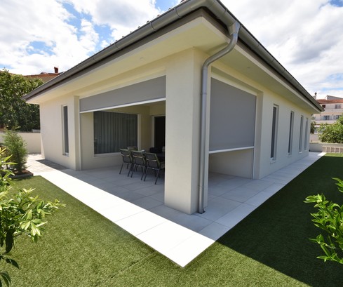 Attraente casa ad un piano disponibile a Vodice