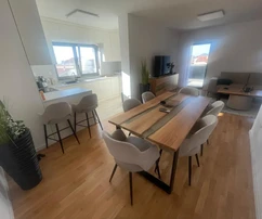 Vodice – Appartamento lussuosamente ristrutturato e completamente arredato con 4 camere da letto – a 500 m dalla spiaggia
