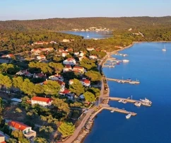 Dugi otok Verunić pozemek v první řadě