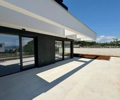 NEUE WOHNUNG MIT GARTEN, IN ATTRAKTIVER LAGE, 400 M VOM MEER ENTFERNT!