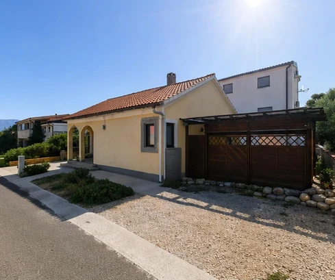 Vir, samostatne stojaci dom s garážou a stredomorskou záhradou, len 120 m od mora