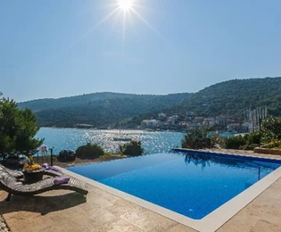Luxusvilla mit Meerblick in Trogir zu verkaufen in Kroatien