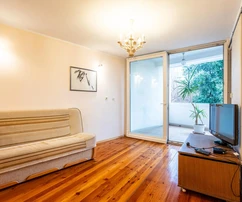 Vodice, apartamento de dos dormitorios en la primera planta y local comercial en la planta baja, 165,52 m²