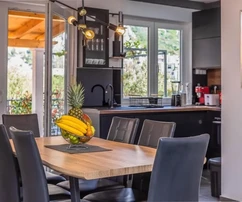 Omiš, Zweizimmerwohnung 68m2 + Hof 40m2, direkt am Fluss Cetina