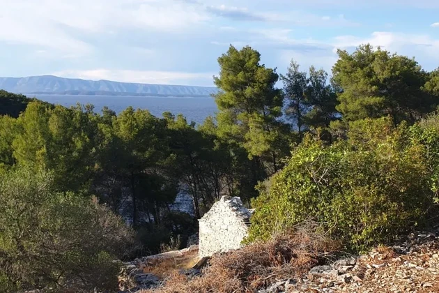 Korčula, Vela Luka, stavebný pozemok 1964 m2, priamo pri mori