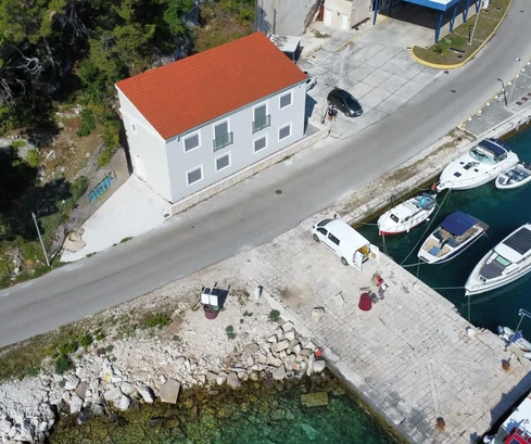 Maison avec appartements et espace commercial disponible à la vente en Croatie
