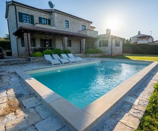 Autentica villa in pietra in vendita a Sveti Lovreč in Croazia