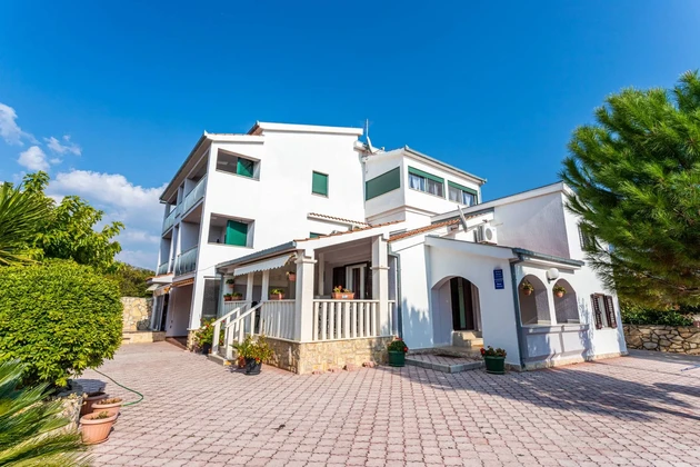 Apartmánový dom s bazénom na predaj v Marina v Chorvátsku