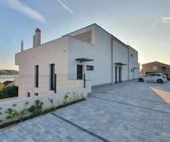 Zadar, Rtina, appartamento trilocale in una nuova costruzione, a 100 m dal mare, vista, piscina
