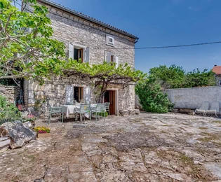 Ein Anwesen mit zwei Steinhäusern und Pool steht zum Verkauf in Kroatien