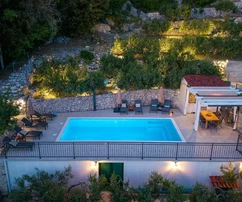 Casa en venta en Omiš, Borak, con vistas al mar en Croacia