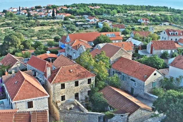 Nabízí se šarmantní kamenný dům v malebné vesnici na ostrově Brač