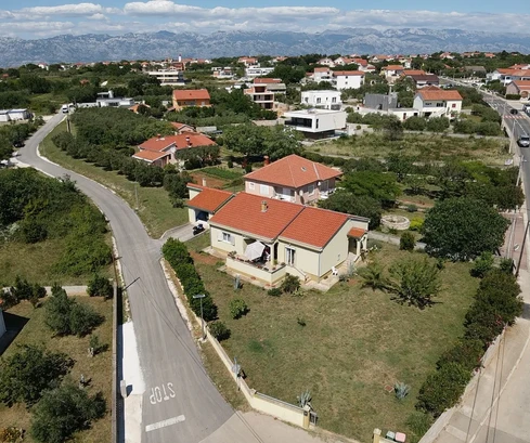 Casa independiente en una zona tranquila de Vrsi - amplio jardín - lista para entrar a vivir!