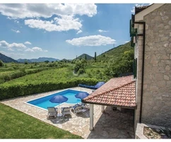 Metkovic, Desne, rustikale dreistöckige Villa