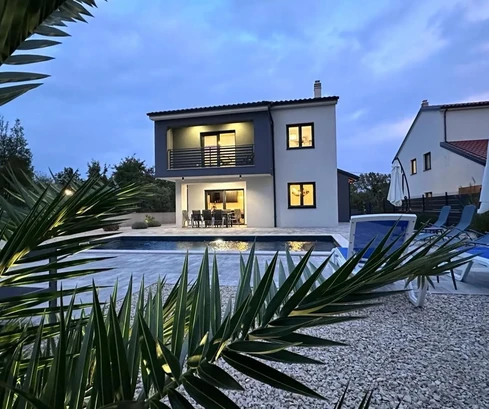Nouvelle villa de luxe avec piscine et jardin à Gostinjac sur l'île de Krk