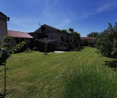 Haus zum Verkauf auf Krk mit großem Hof und viel Potenzial in Kroatien