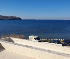 Apartment on the first floor with a roof terrace and pool, first row to the sea