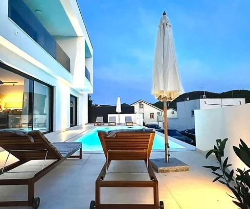 Dos villas de lujo y terreno disponibles para la venta en Sali, Croacia