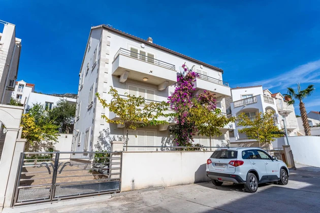 Önálló családi ház apartmanokkal eladó Brač szigetén, Bol városában Horvátországban