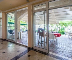 Villa con ristorante in vendita a Brela vicino alla spiaggia in Croazia