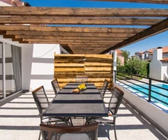 Vodice – Bútorozott ház 2 apartmannal, csendes környéken