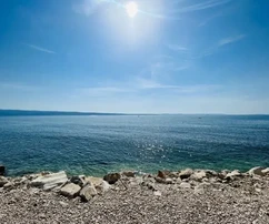 Podstrana, sv. Martin, stavební pozemek 20 m od moře, nad dálnicí