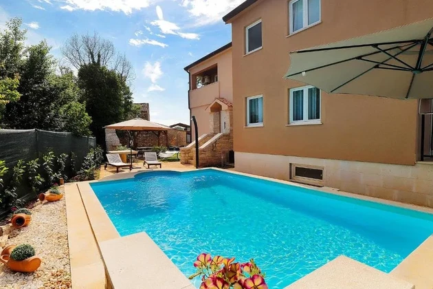 Istria, Umag, przestronny dom wakacyjny z basenem i udogodnieniami wellness<p></p>