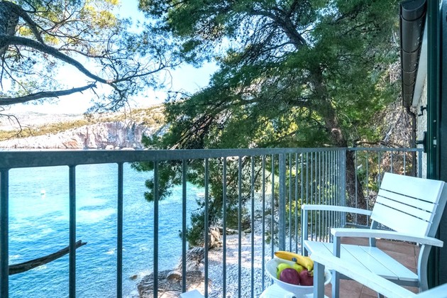 Nabízí se šarmantní kamenný dům v zátoce na ostrově Hvar