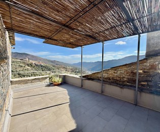 Steinhaus mit Panoramablick