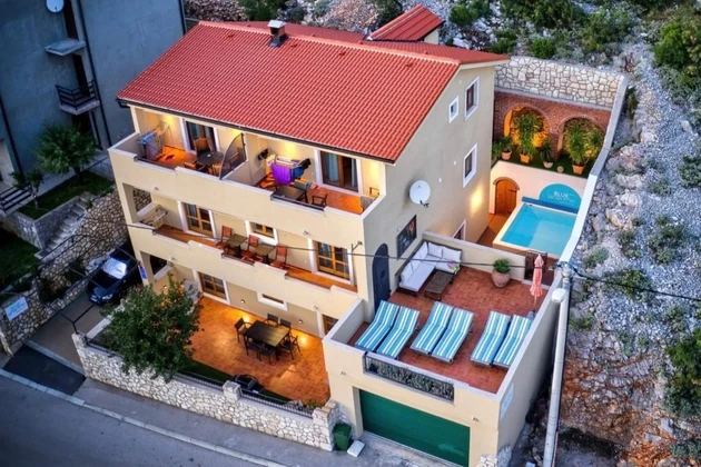Senj, maison avec quatre appartements et une piscine, 346 m²