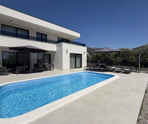 Moderná vila s bazénom na predaj v Kašteloch v Chorvátsku