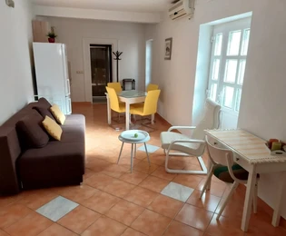 Kaštel Lukšić – zdobený kamenný dům / blízko moře