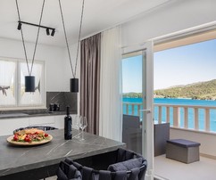 Роскошная вилла на берегу моря с бассейном в Трогире на продажу
