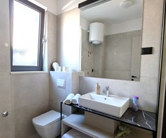 Modern két szobás apartman kerttel Brač szigetén eladó