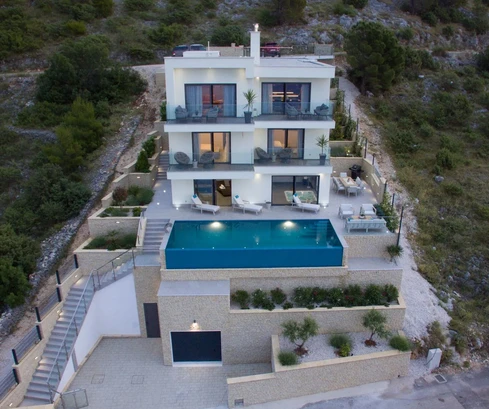 Luxusná vila s bazénom na predaj v Rogoznici v Chorvátsku