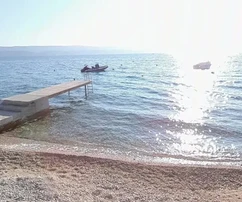 Omiš, stavební pozemek 1360 m2 v zóně M1, v první řadě u moře