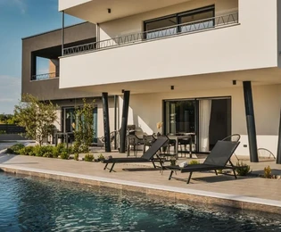 Umag, Istria: Nowoczesna willa z basenem i apartamentami