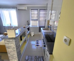 Urokliwe dwupokojowe mieszkanie na sprzedaż w Sinju