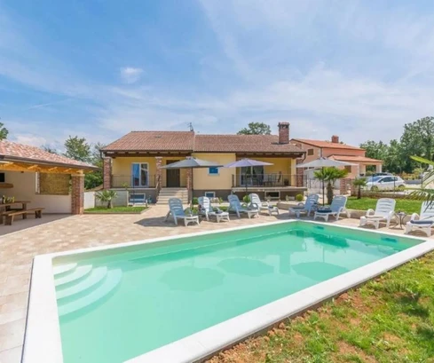 Prízemný dom s bazénom na predaj vo Višnjane v Chorvátsku
